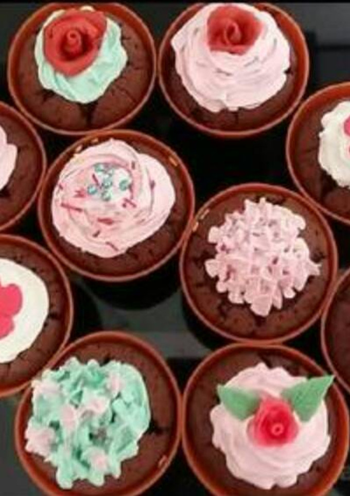 Una foto de Macetitas cupcakes de chocolate con nata de colores