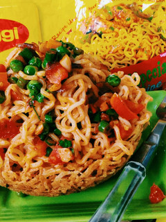 वेजी मैगी मसाला नूडल्स(Veggie maggi masala noodels recipe in hindi) रेसिपी मुख्य फोटो