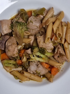 Una foto de Atún fresco con verduras y pasta