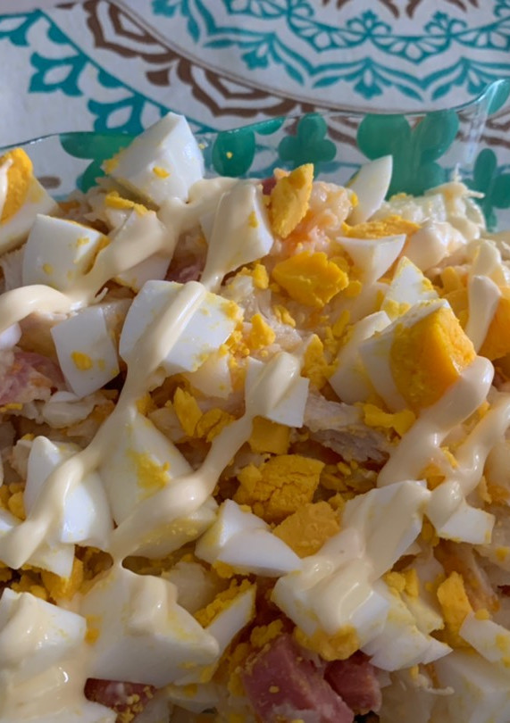 Una foto de Ensalada de patata 🥔 con huevo 🥚 pollo 🐓 zanahoria 🥕 salchichas y un poco de mahonesa 👌