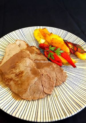 Una foto de Espaldilla de ternera con patata y pimiento