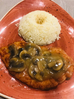 Una foto de Filete de pechuga con champiñones al vino