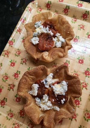 Una foto de Florcitas con tomates cherry y queso azul