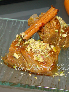 Una foto de Baklava con sirope de naranja y canela