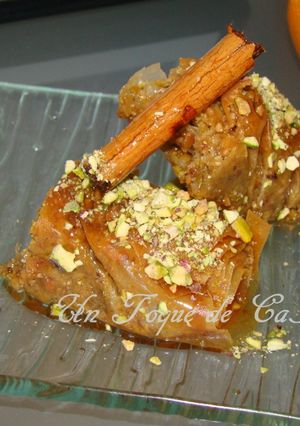 Una foto de Baklava con sirope de naranja y canela