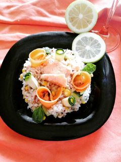 Foto di Insalata di cereali con salmone e cubetti di zucchine