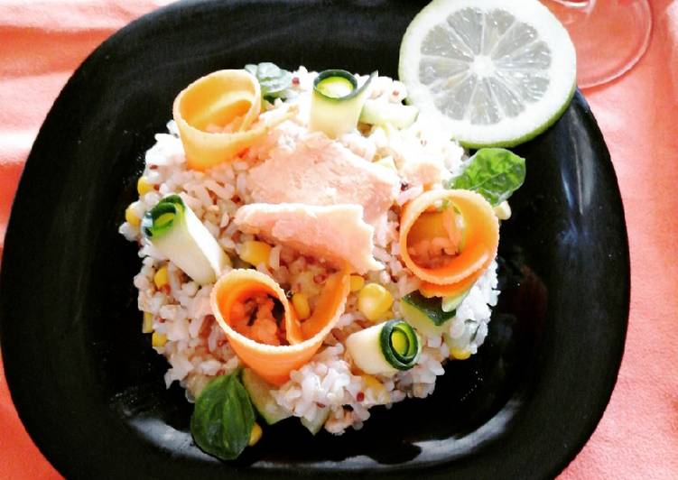Insalata di cereali con salmone e cubetti di zucchine