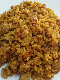 Una foto de Arroz con cúrcuma y carne de cabezal