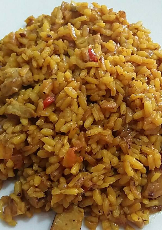 Una foto de Arroz con cúrcuma y carne de cabezal