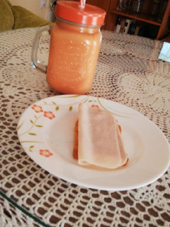 Una foto de Batido de frutas sin azúcares añadidos y tostada