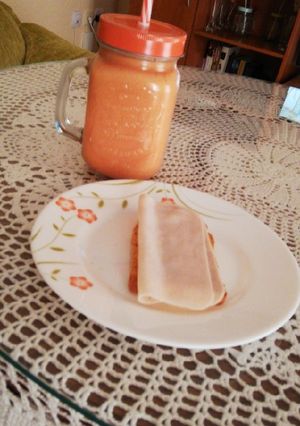 Una foto de Batido de frutas sin azúcares añadidos y tostada