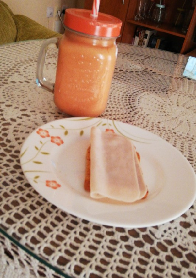 Una foto de Batido de frutas sin azúcares añadidos y tostada