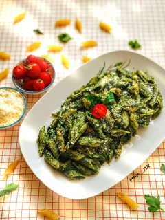 عکسی از دستور پاستا با سس اسفناج و خامه🍝