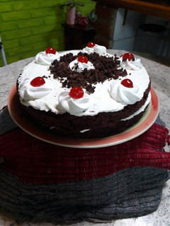 Una foto de Torta de chocolate con crema chantilly