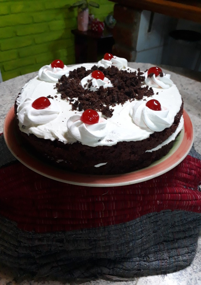 Una foto de Torta de chocolate con crema chantilly