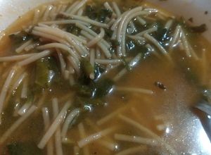 Una foto de Sopa aguada con acelgas