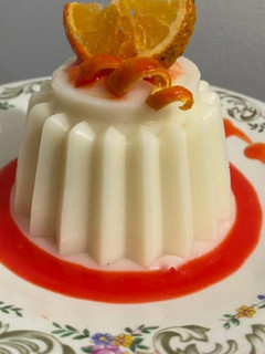 Una foto de Panna Cotta de coco con coulis de mandarina