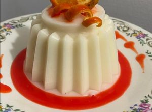 Una foto de Panna Cotta de coco con coulis de mandarina