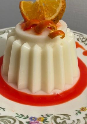 Una foto de Panna Cotta de coco con coulis de mandarina