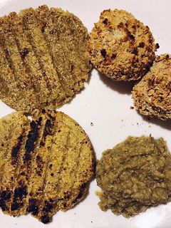 Una foto de Hamburguesas de quinoa con croquetas de porotos mung 💕
