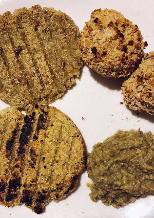 Una foto de Hamburguesas de quinoa con croquetas de porotos mung 💕