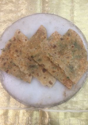 A picture of Masala peanut paratha.