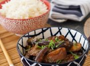 Una foto de hongos shiitake caramelizado