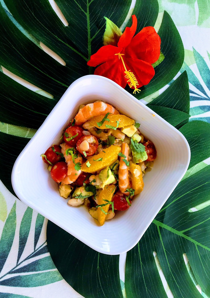 Una foto de Ensalada exótica de alubias con aguacate y cítricos