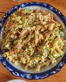 Ensalada de pasta y atún con salsa de palta