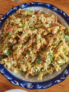 Una foto de Ensalada de pasta y atún con salsa de palta