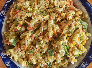 Una foto de Ensalada de pasta y atún con salsa de palta