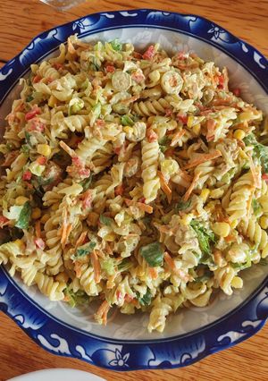 Una foto de Ensalada de pasta y atún con salsa de palta