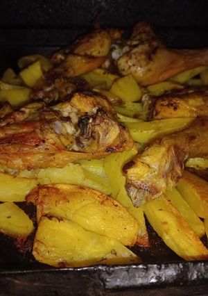 Una foto de Pollo al horno con papas grandes