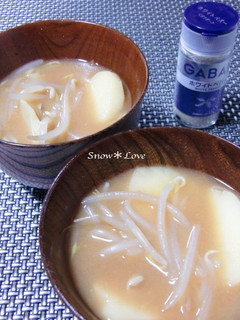A picture of Potato and Bean Sprout Miso Soup with White Pepper.
