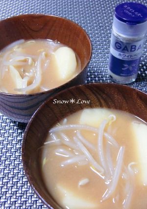A picture of Potato and Bean Sprout Miso Soup with White Pepper.