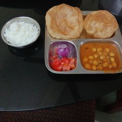 A picture of Punjabi chhole puri.