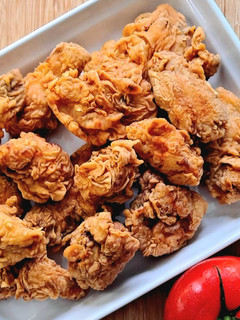 Una foto de Pollo troceado y alitas de pollo frito al estilo americano