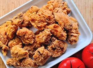 Foto principal de Pollo troceado y alitas de pollo frito al estilo americano