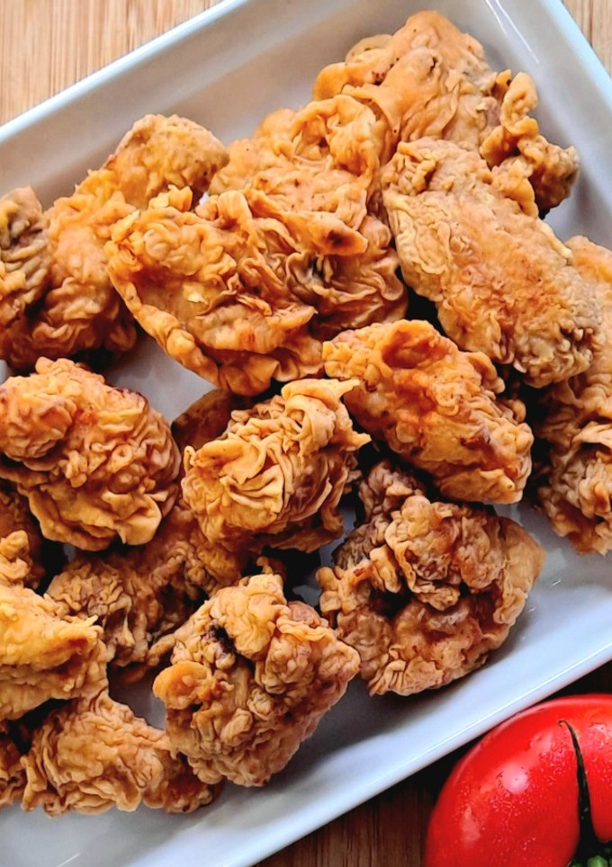 Una foto de Pollo troceado y alitas de pollo frito al estilo americano