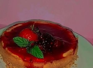 Una foto de Cheesecake con una compota de fresa y mora