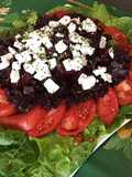 Salade de romaine aux betteraves rouges, tomates, frisée rouge et feta