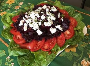 Une photo de Salade de romaine aux betteraves rouges, tomates, frisée rouge et feta