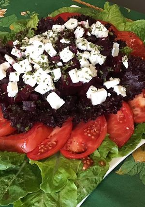 Une photo de Salade de romaine aux betteraves rouges, tomates, frisée rouge et feta