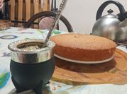 Una foto de budín de limón con aceite