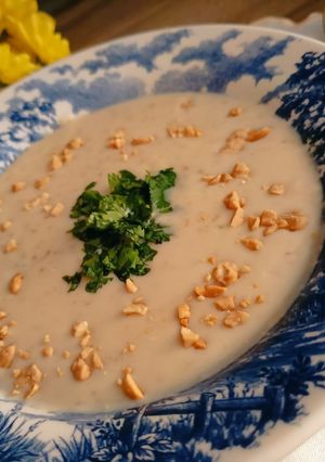 Una foto de The King's Arms Tavern Peanut Soup (1772) // Sopa de cacahuetes de 