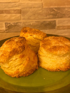 Una foto de Scones de queso rústicos