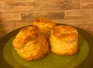 Una foto de Scones de queso rústicos