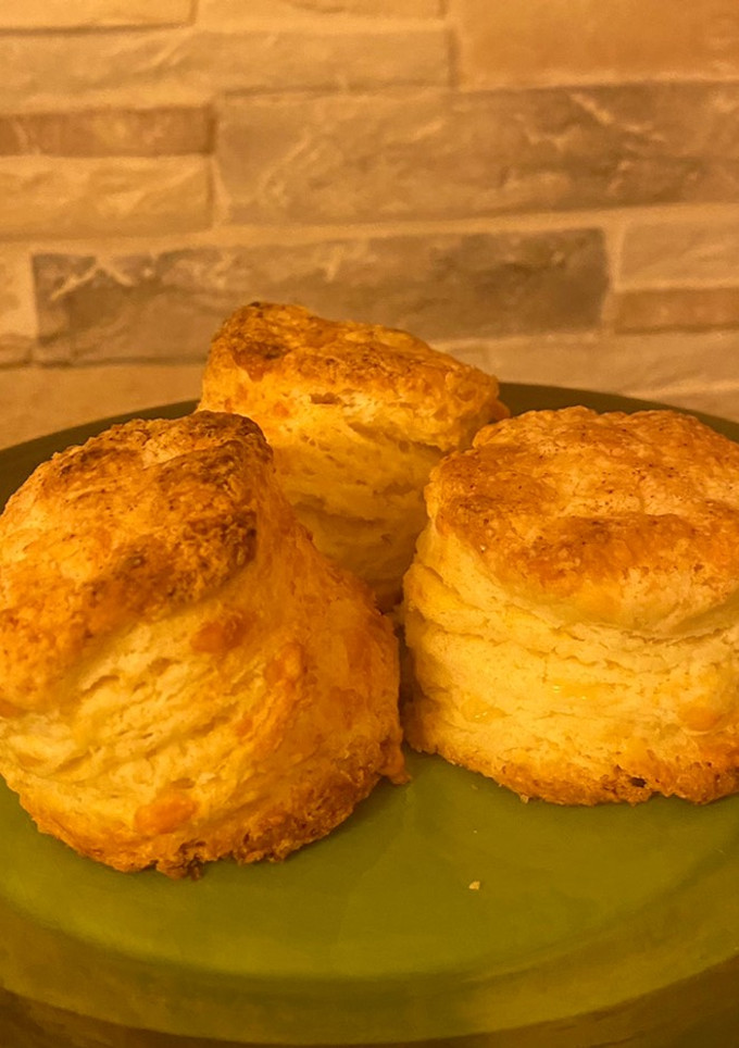 Una foto de Scones de queso rústicos
