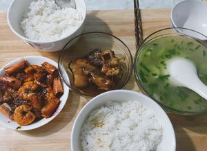 Hình của món Tôm rim, Cá dứa kho tiêu, Canh bầu dưa leo.