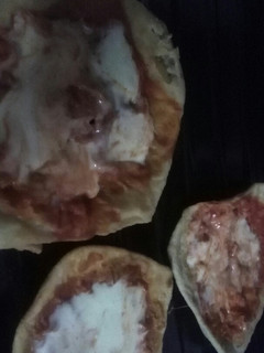 Una foto de ¡Pizzetas con tortas fritas, con muy pocos ingredientes!